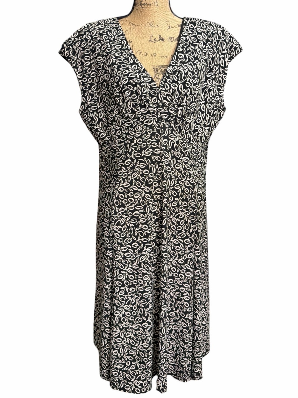 Jones Wear Dress Black & White Leaf Print V-Neck Women’s Dress NWT Size 16